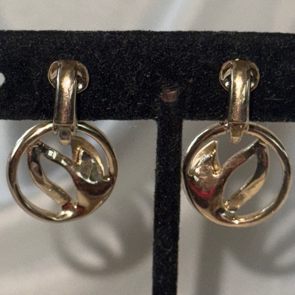 Vintage Chic Brushed & Smooth Gold Tone Open Circle Leaf Design Drop Earrings - Picture 3 of 9